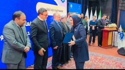 دریافت لوح تقدیر نشان مسئولیت اجتماعی توسط مدیرعامل موسسه خیریه روزبه